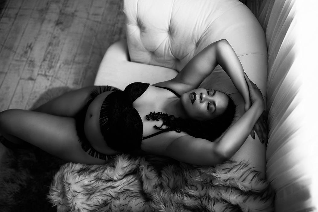 how to pose curvy women for boudoir